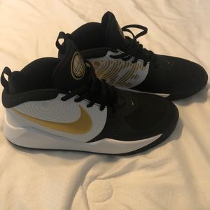 Nike Team Hustle Sneakers